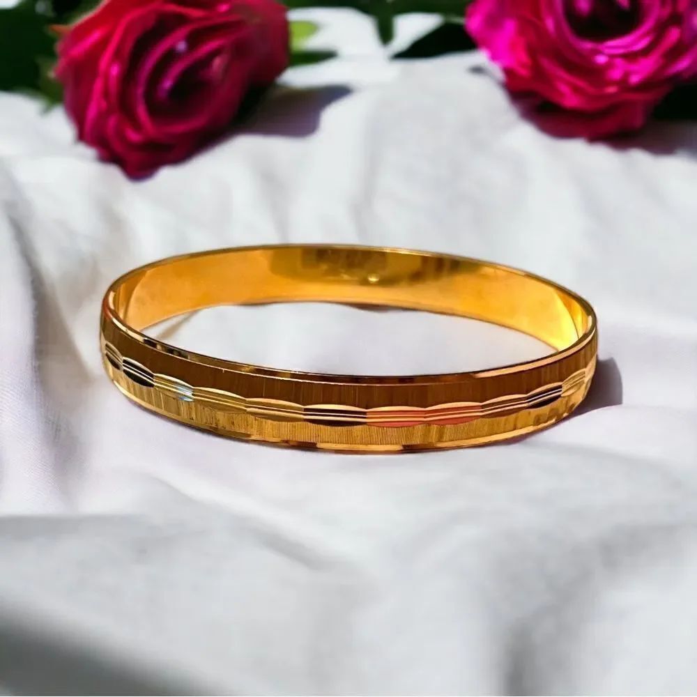 Crown Trifari Gold Tone Textured Bangle Size L